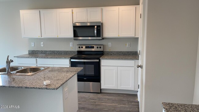 Building Photo - 825 Country Village Ln