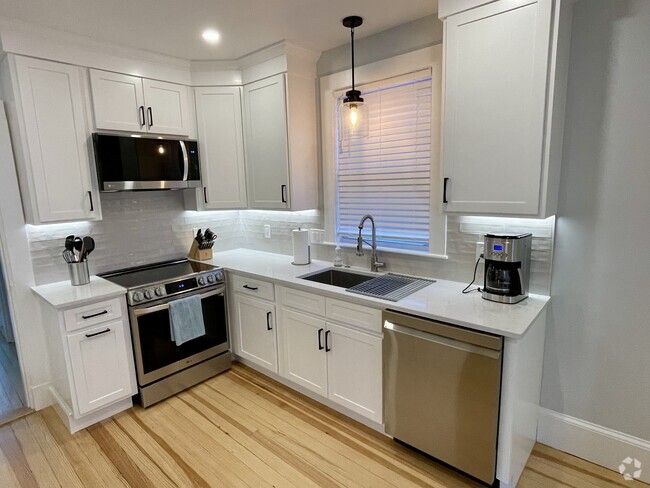 Building Photo - 99 Hudson St Unit 2 Rental