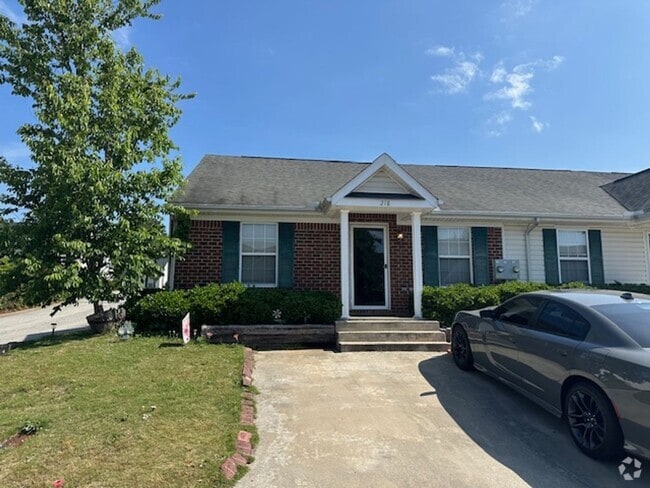 Building Photo - Beautiful 2 BR, 2 BA end-unit townhome in ...