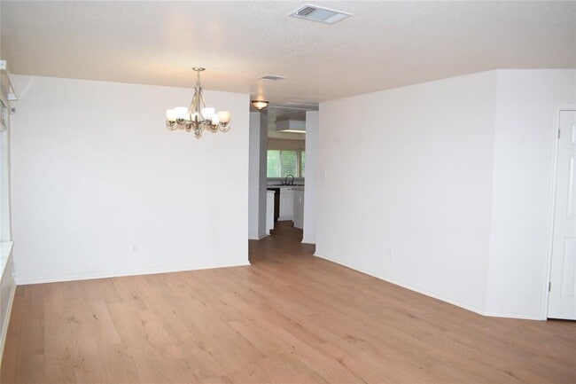 Photo - 2418 Willow Way