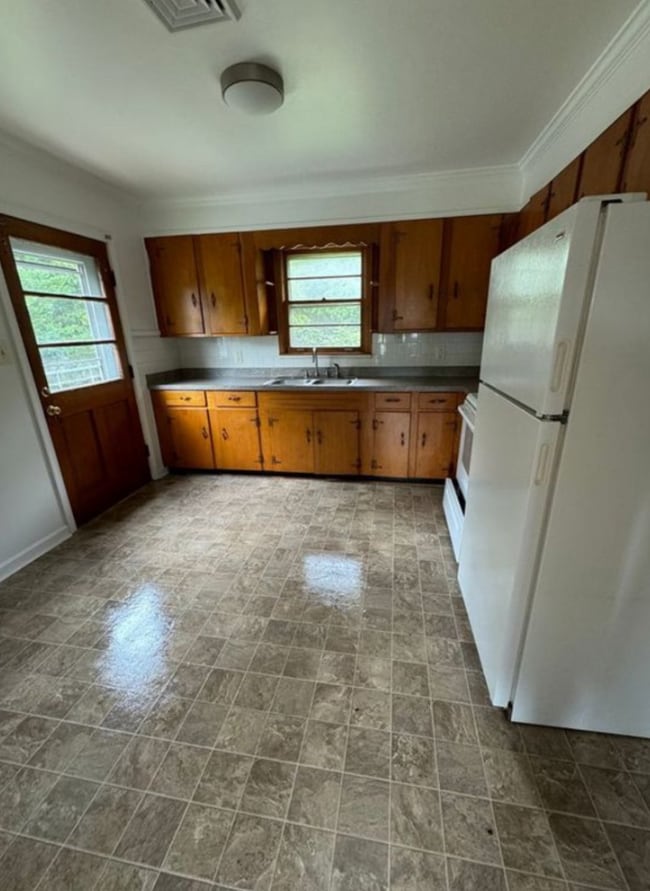 Kitchen - 9826 Village Hwy Unit 2