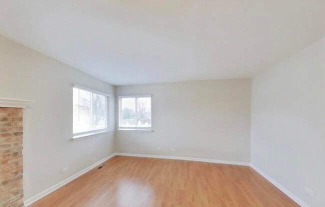 Building Photo - Available And Ready To Move In.