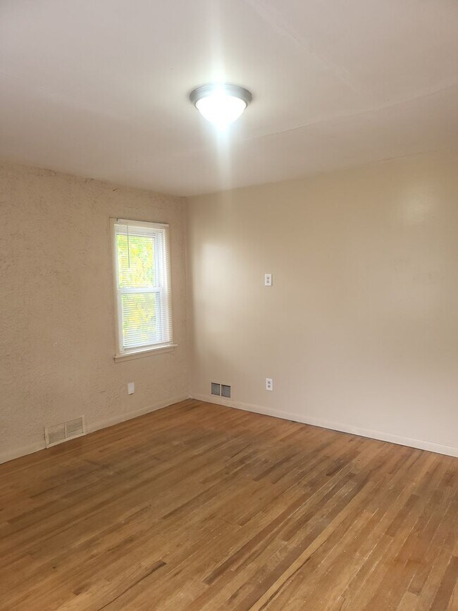 Photo - $1,200/month - 3 Bed 1 Bath Single Family ...