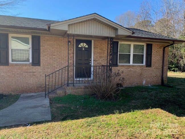 Building Photo - 310 Hillcrest Dr Rental