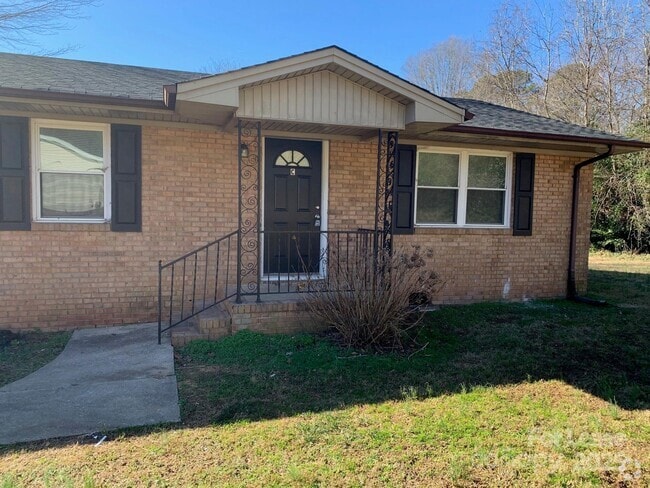 Building Photo - 310 Hillcrest Dr Rental