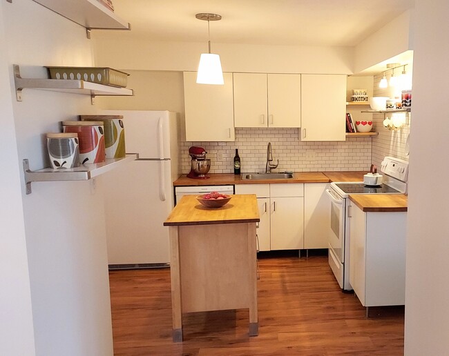 Kitchen With Tile Backsplash - 39 Higgins St Townhome