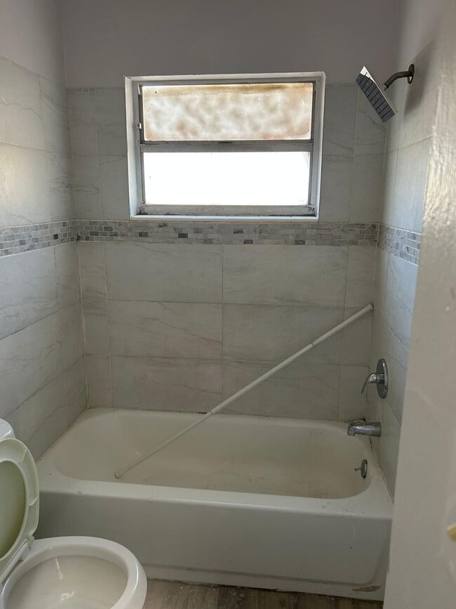 Photo - 2/1 updated duplex available now !