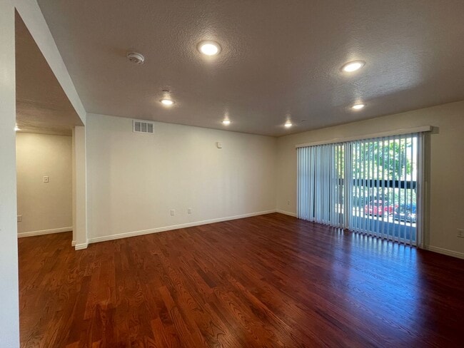 Building Photo - Remodeled 2 Bedroom 2 Bathroom Condo Near BYU