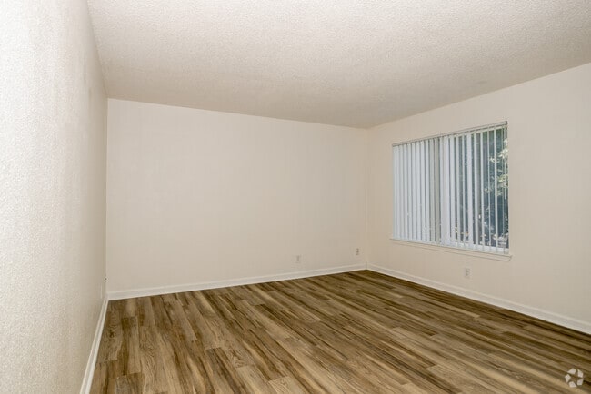 1BR, 1BA - 559SF - Living Room - La Loma Terrace