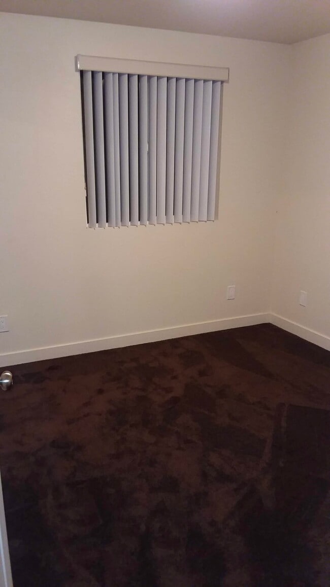 Photo - 639 W 95th St