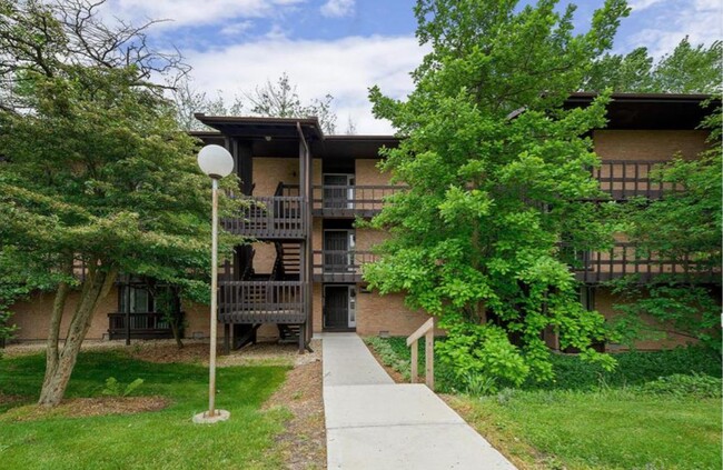 Building - 5503 Lakeside Dr Condo Unit 2D