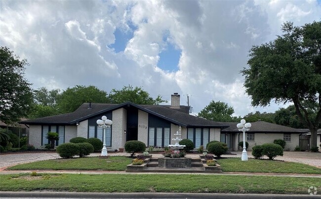 Building Photo - 8107 S Braeswood Blvd Rental