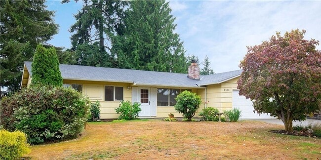 Charming Home with Large Backyard - Charming Home with Large Backyard