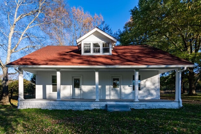 Building Photo - G TEAM - FOR LEASE - Quaint, Private Farmhouse