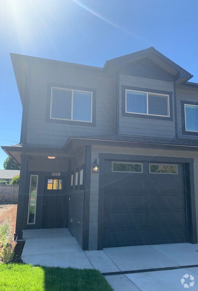 Building Photo - 2-Bed, 2-Bath Townhouse with Modern Touche...