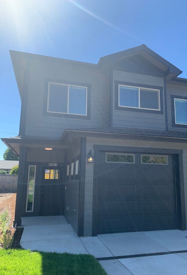 2-Bed, 2-Bath Townhouse with Modern Touche... - 2-Bed, 2-Bath Townhouse with Modern Touche...