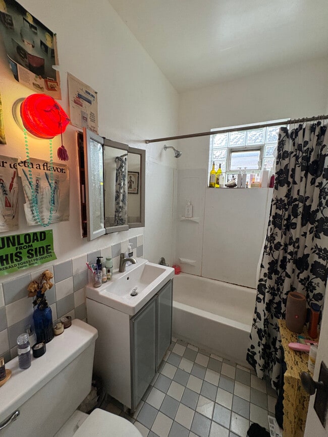 Photo - 839 N Ashland Ave Unit 2R