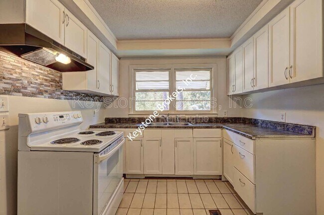 Photo - 2128 Knightsbridge Rd