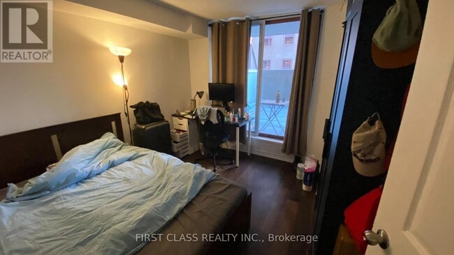 Photo - 736 Bay St.