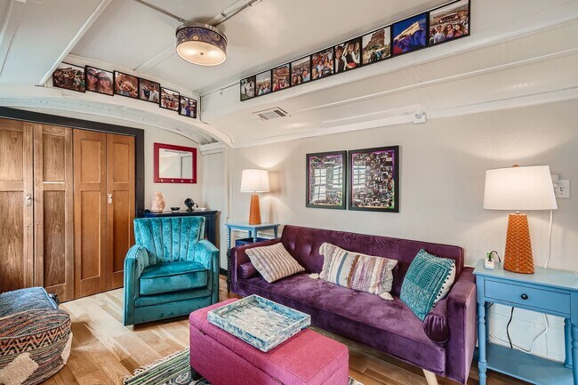 Photo - 835 Urban St