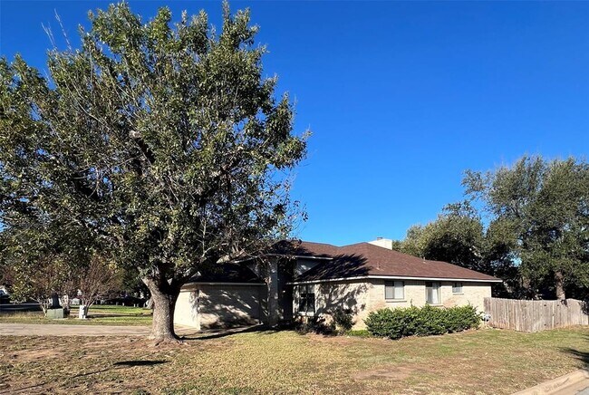 Building Photo - 1103 Deepwoods Trail