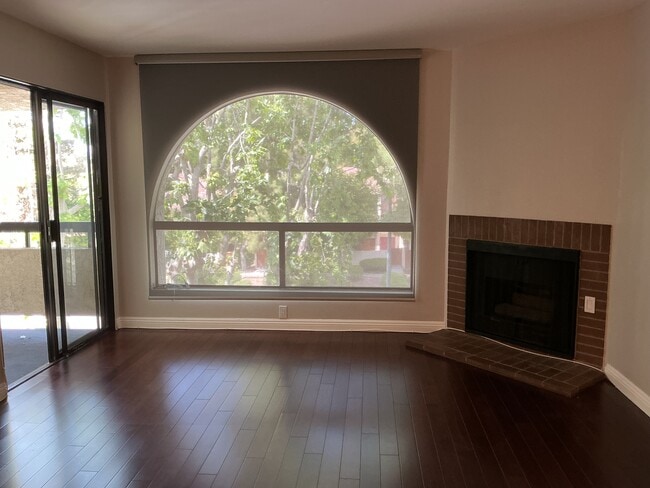 Photo - 21650 Burbank Blvd Unit Woodland Oaks