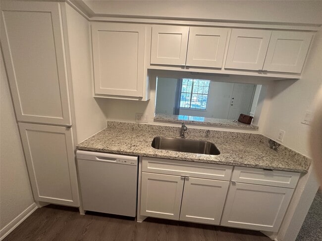 Building Photo - 709 Skylark Rd Unit 709-D