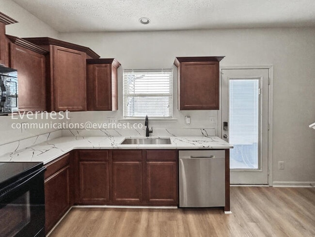 Photo - 2 Bed/2.5 Bath Townhome with Fenced Yard / Pet-Friendly / Available Now!