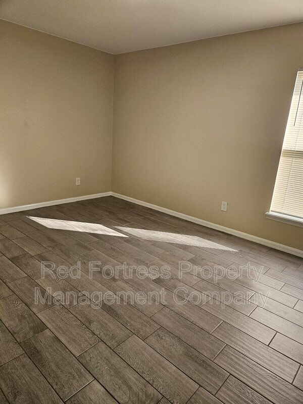 Photo - 4514 Leonard Blvd S