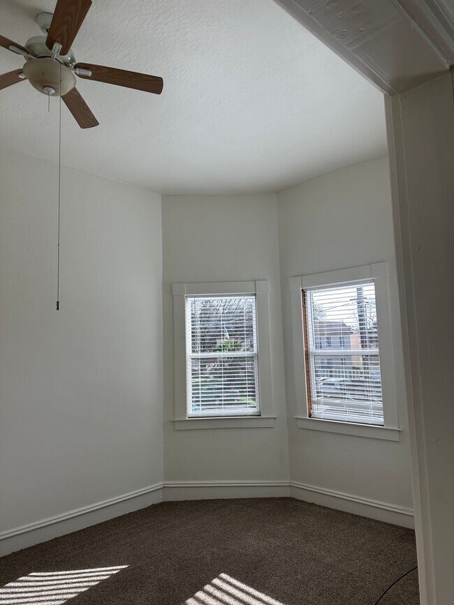 Photo - 734-734 W 4th St Unidad 732 W 4th ST