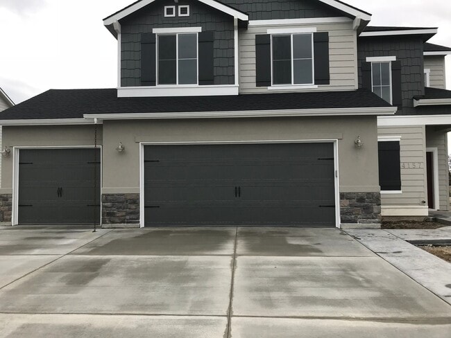 Building Photo - 4-Bedroom, 2.5-Bath Home with a 3-Car Gara...