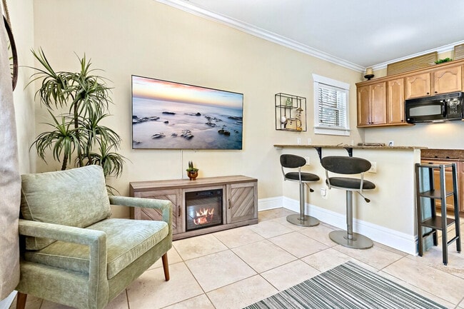 Building Photo - 1301 W Horatio St Unit ID1272817P