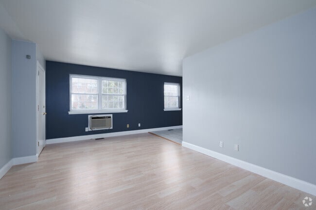 1BR, 1BA 950SF