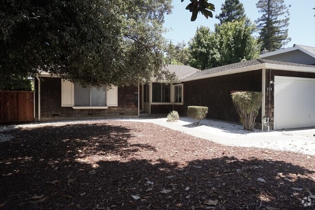 Building Photo - Cute Single Family Home, Updated Kitchen, ...