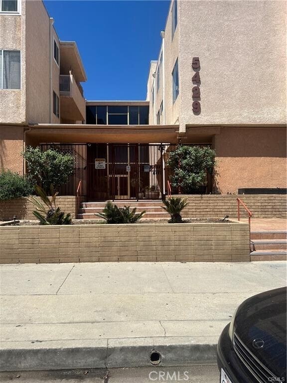 Building Photo - 5429 Newcastle Ave Unit 206 Rental