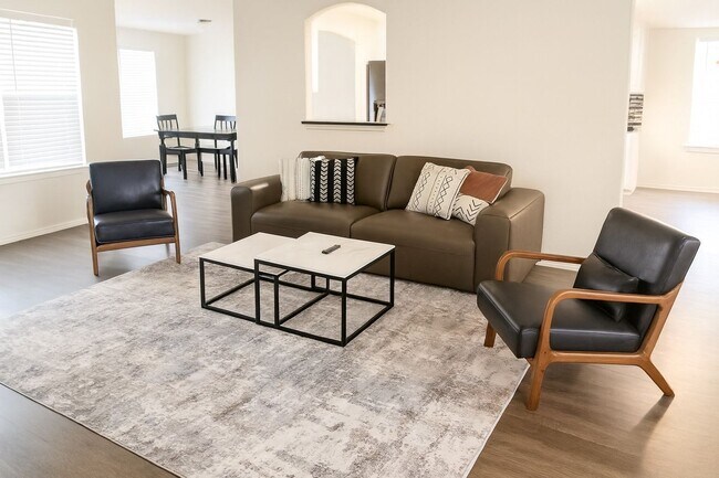 Photo - 5 Bedroom, 2.5 bath in Killeen