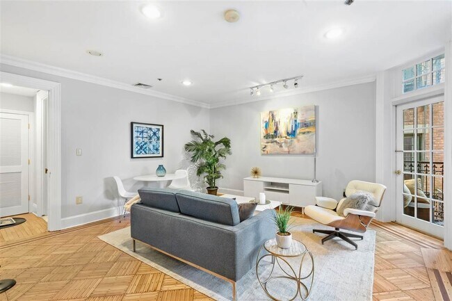 931 Hudson St Unit 3