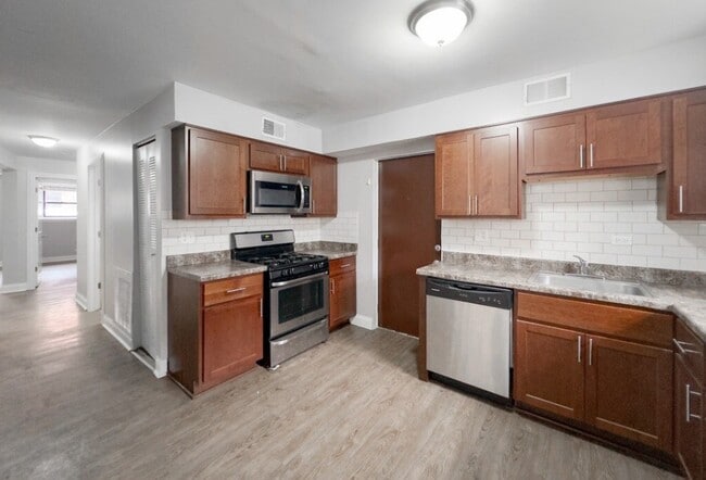 Photo - 900 W Montrose Ave