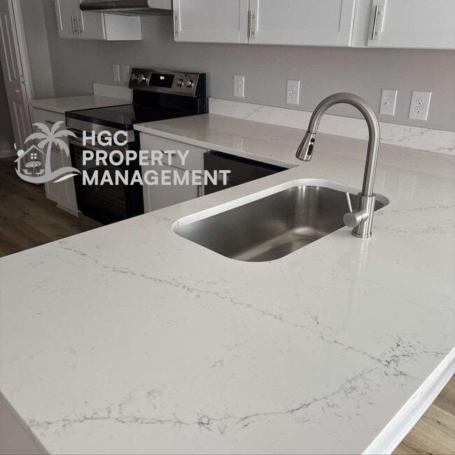 Photo - 827 Moore St