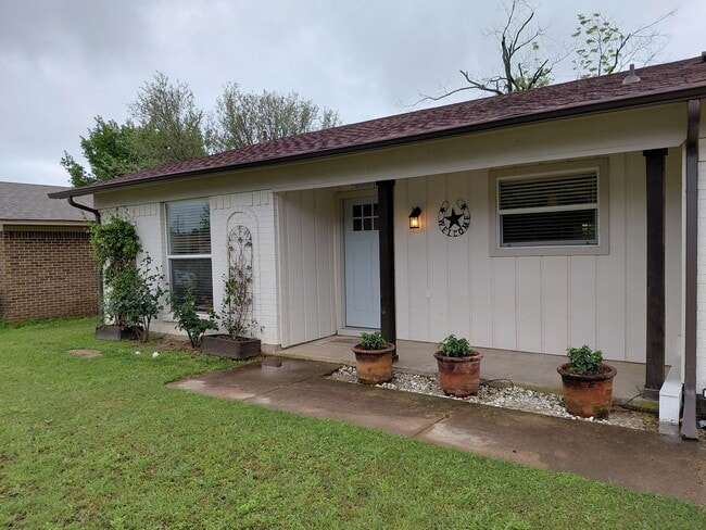 Building Photo - Adorable 3/2 with Garage Parking + Large backyard and gazebo!!