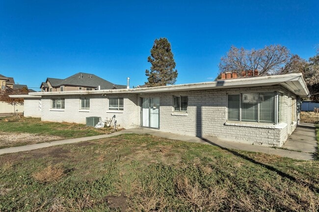 Building Photo - 13413 Minuteman Dr Unit #9