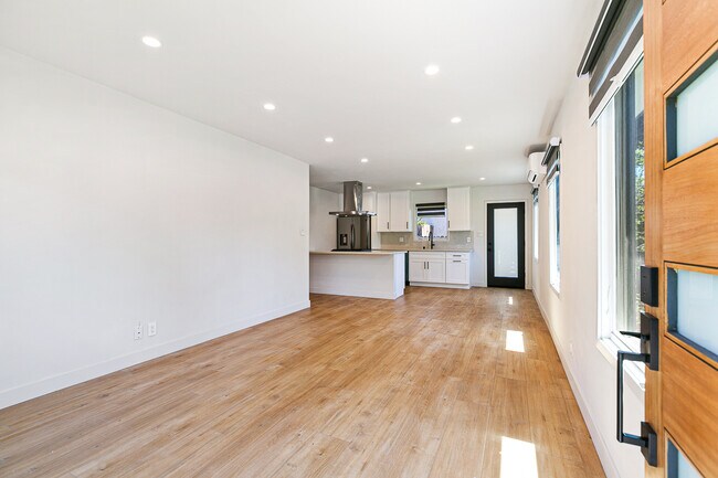 Photo - 10418 Regent St