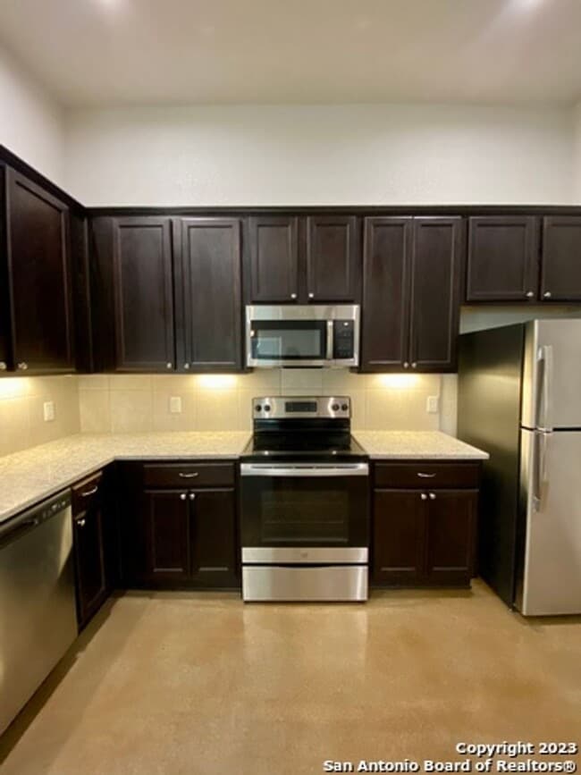 Photo - 1138 Burek Cross