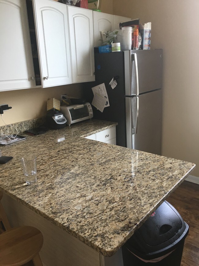 kitchen - 1944 N Oakley Ave Apartments Unit #2r