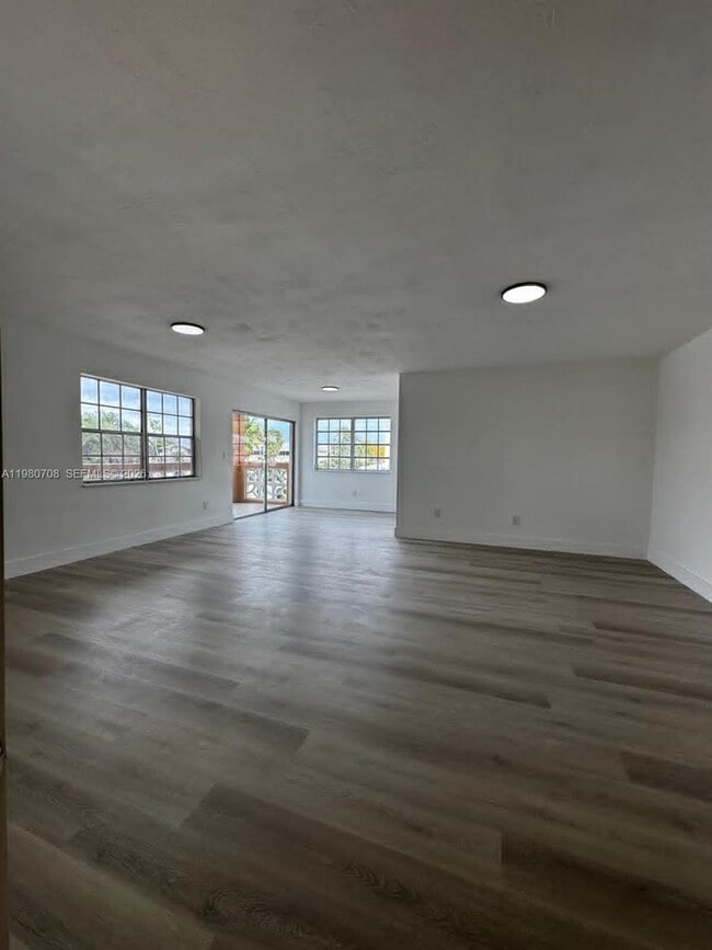 Building Photo - 11840 NE 19th Dr Unit 19