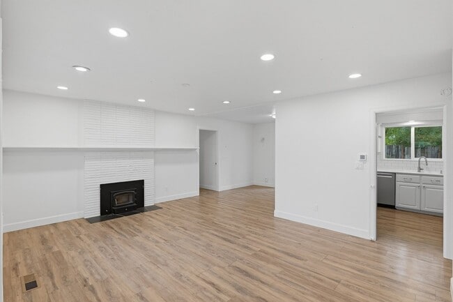 Photo - Updated 3Bed/2Bath w/ Bonus Room Plus Lake...