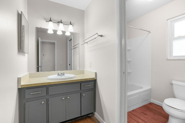 Photo - 2078 Loma Linda Way N