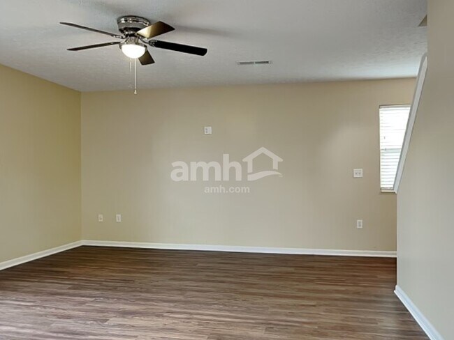 Photo - 424 Hartford Ct