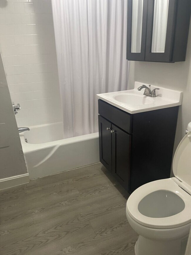 Photo - July NIO FEE Renovated Stainless steel kitchen Close to Band C green lines, Students ok