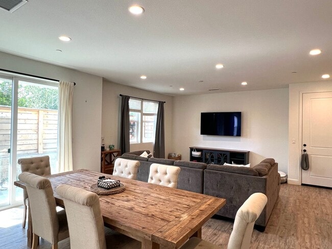 Photo - Upgraded Buellton End-Unit With Yard